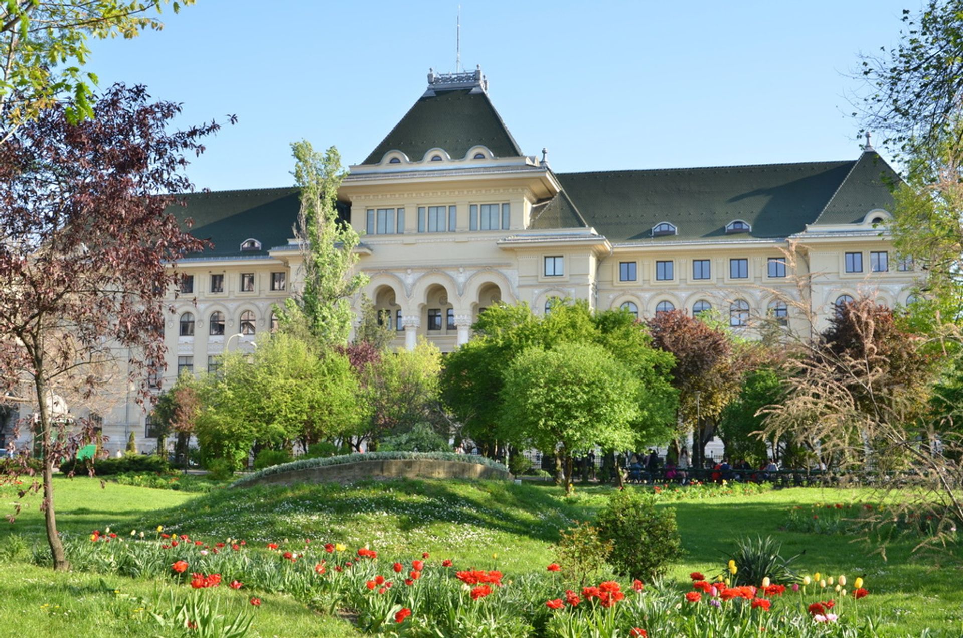 Румыния апрель. Румыния апрель. Ey romania locations. Город яссы румыния. Питешти румыния достопримечательности.